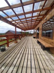 Amplia cabaña con vista hacia el mar