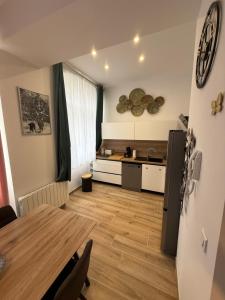 Grand F2 centre-ville, parking privée