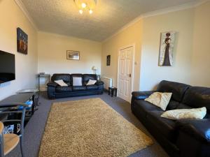 Spacious 2-Level Home by the Beach & Transport