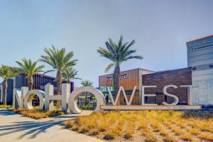 Heart of North Hollywood 2 bed Apt FREE parking, hot tub, pool, gym