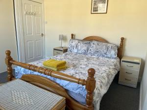 Spacious 2-Level Home by the Beach & Transport