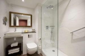 Queen Room - Mobility Access room in DoubleTree By Hilton London Excel