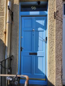 Spacious 2-Level Home by the Beach & Transport