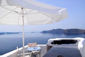 Captain John Oia-Caldera,Sunset & Volvano View