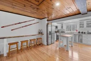 Cozy 3BR Retreat in Downtown Bethlehem - Hot Tub, Trails, Near Ski & Hike - Bethlehem