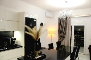 BLACK & WHITE SeaSide House Kalamia