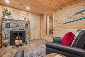 Riverfront Retreat in the White Mountains - 3BR Cozy Escape Near Ski & Hike