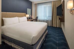 King Room room in Embassy Suites By Hilton Seattle Downtown Pioneer Square
