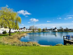 Rose Lake View, 3 Bed Luxury Cotswolds Lake House, South Cerney, Cirencester
