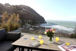 Harbour Tide, Inviting 3 BR Apt, Large Terrace and Sea View, Parking