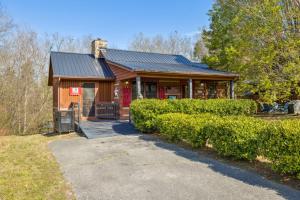 Cozy Dog Friendly Lovey Bear Cabin with Hot Tub Fireplace Across from Soaky Mountain Water Park