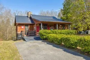 Cozy Dog Friendly Lovey Bear Cabin with Hot Tub Fireplace Across from Soaky Mountain Water Park - Catlettsburg