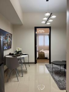 New 1BR Condo Near Venice Canal & BGC with Balcony - 7e