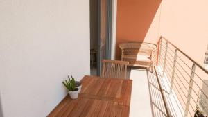 1 Bedroom Muizenberg Beach Apartment with Pool and Mountain Views