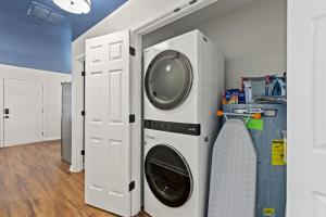 The Luxe Hot Tub Playground 12 Min to Horse Park