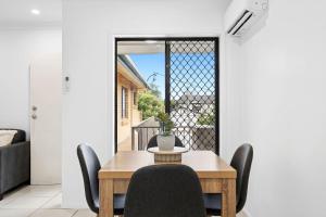 Nerang to Surf - Riverside Escape near Paradise Buzz