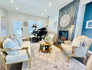 French Provincial with Grand Piano- Steps from DC - 海厄茨维尔