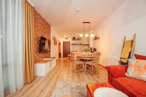 Golden Lake 526 at Oak Residence