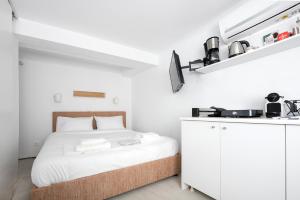 The Athenian Veranda 3