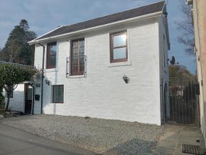 Coach House Cottage a cosy, detached hideaway with garden, nr the sea