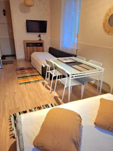 Night Host Trzebnicka 56 free parking