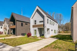 PoolTable-15 Mins to Uptown & DT-King Bed!