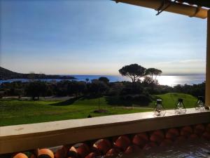 Village Vacances CAP ESTEREL , AGAY , T2 climatisé vue mer panoramique - accès de plain-pied au calme rare sur le site - Piscines et parking couvert inclus