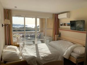 Village Vacances CAP ESTEREL , AGAY , T2 climatisé vue mer panoramique - accès de plain-pied au calme rare sur le site - Piscines et parking couvert inclus