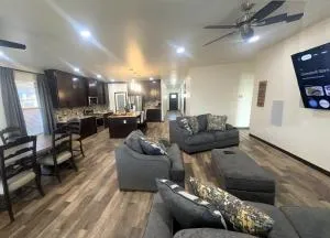 Luxury Getaway near OKANA Resort with King Beds - 米德韦斯特城