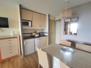 Village Vacances CAP ESTEREL , AGAY , T2 climatisé vue mer panoramique - accès de plain-pied au calme rare sur le site - Piscines et parking couvert inclus