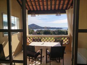 Village Vacances CAP ESTEREL , AGAY , T2 climatisé vue mer panoramique - accès de plain-pied au calme rare sur le site - Piscines et parking couvert inclus