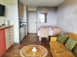 Village Vacances CAP ESTEREL , AGAY , T2 climatisé vue mer panoramique - accès de plain-pied au calme rare sur le site - Piscines et parking couvert inclus