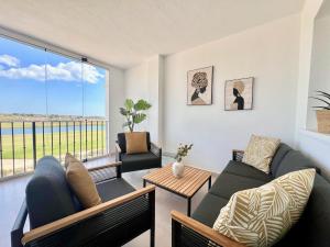 Stunning deluxe apartment, 2 bathrooms, golf and lake views