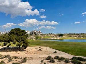 Stunning deluxe apartment, 2 bathrooms, golf and lake views