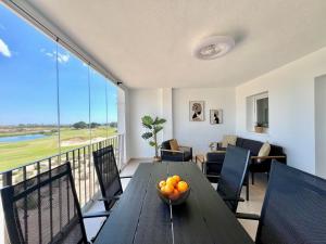 Stunning deluxe apartment, 2 bathrooms, golf and lake views