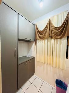 Apartamento mobiliado no centro com ar portátil e internet