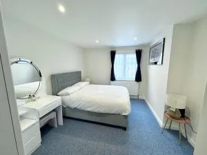 Cosy 3 Bedroom Home, Perfect for Family and Groups - London