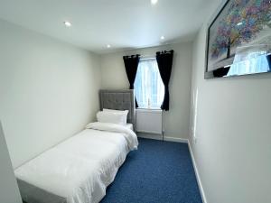 3bed 2bath House-Free Parking-Fast WiFi-Garden-Entire Home-2mins from Train Station-Sleeps 6