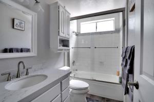 Serene hillside oasis with pool - 20 min to beach