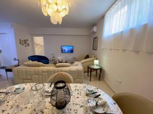 Versailles One Villa one-story suite