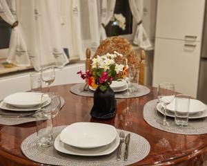 VipStay - Stilvoll und geräumige Apartments mit Terasse oder Balkon, Küche, kostenloses Parken, WLAN, Smart Tv