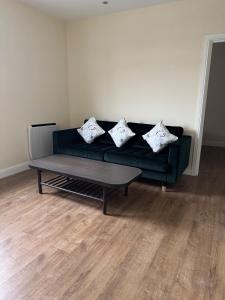 2 Bed Flat - Sleeps 4 - Parking - Wifi