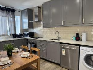 2 Bed Flat - Sleeps 4 - Parking - Wifi