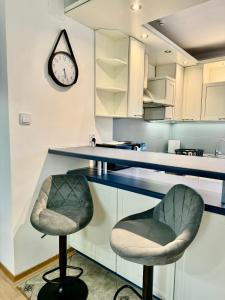 Blue Zone Apartment with FREE Parking, Balcony and Garden