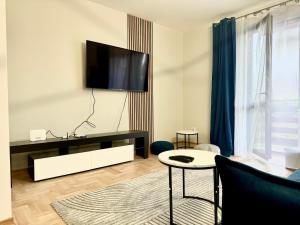 Blue Zone Apartment with FREE Parking, Balcony and Garden