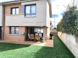 Unifamiliar con jardín, piscina, tenis y pádel - Cirueña