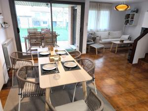 Unifamiliar con jardín, piscina, tenis y pádel