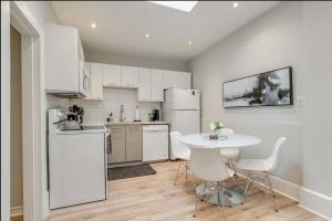 Casa Leslieville - 2BR Suite with LRG Patio