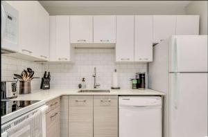 Casa Leslieville - 2BR Suite with LRG Patio