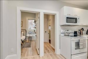 Casa Leslieville - 2BR Suite with LRG Patio